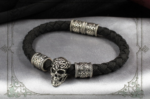 плетеный браслет с кельтским шармами