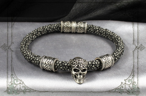серый браслет из кельтских бус с черепами