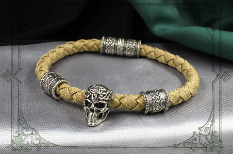 мужской браслет с серебряным черепом и кельтскими шармами