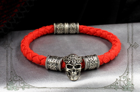 красный браслет с кельтскими шармами из черепов