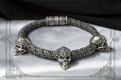 серый браслет с шармами из черепов стиль готика