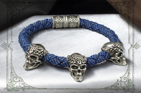мужской синий браслет с бусами из черепов