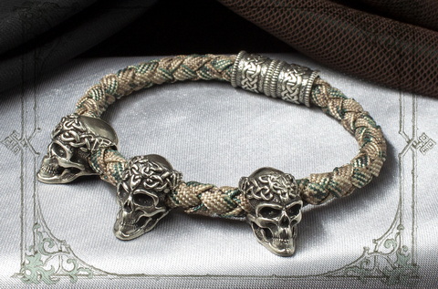 камуфляжный браслет с шармами из черепов мужской