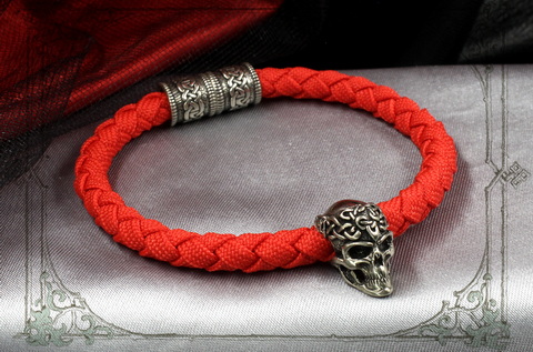 плетеный красный браслет с черепами мужской