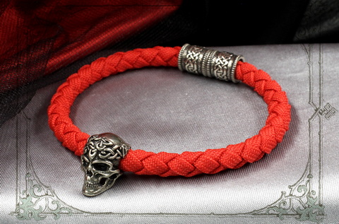 красный браслет с черепами мужской серебро