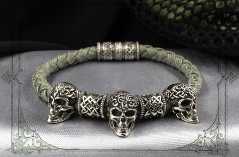 славянский серый браслет с шармами из черепов