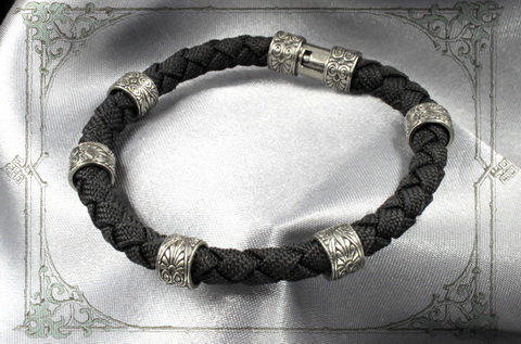 пелетеный черный браслет с серебряным замком