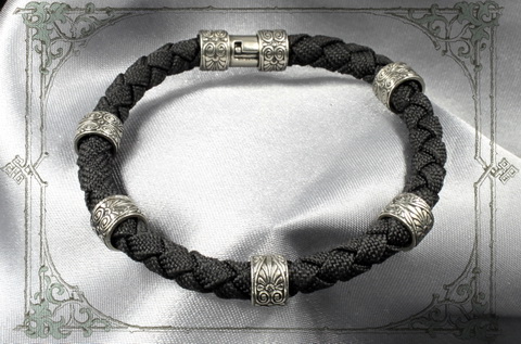 браслет черный с серебряными шармами