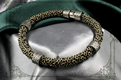 браслет из шнура змеинная шкура с серебряными шармами