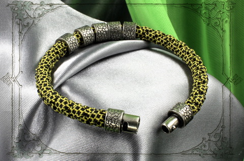 браслет ярко-зеленый шнурок с бронзой