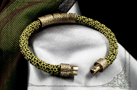 браслет ярко-зеленый шнурок с бронзой