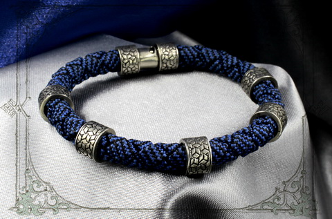 синий браслет с ювелирными шармами