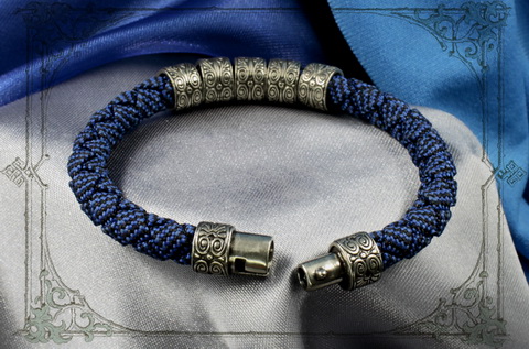 женский синий браслет с шармами