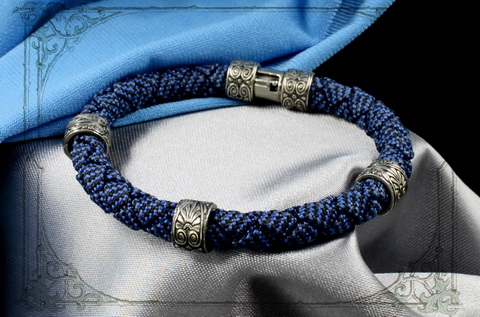 синий браслет с серебряными шармами
