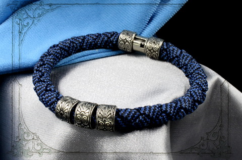 модные браслеты из синего шнура с серебром