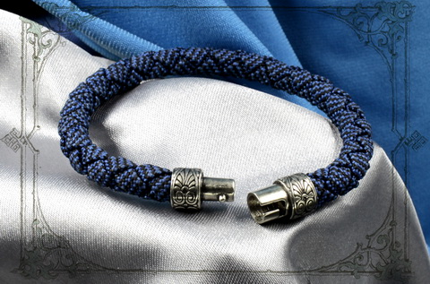 модные браслеты из синего шнура с золотом