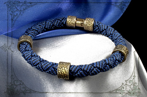 синий браслет с золотыми шармами