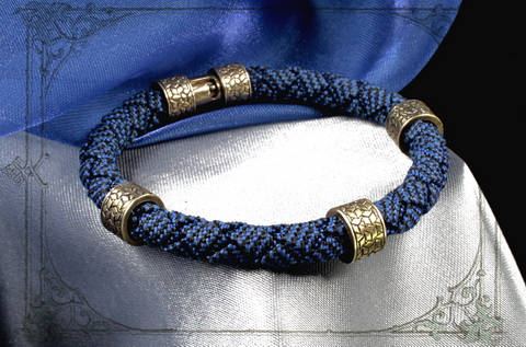 плетеный браслет из синего шнура женский