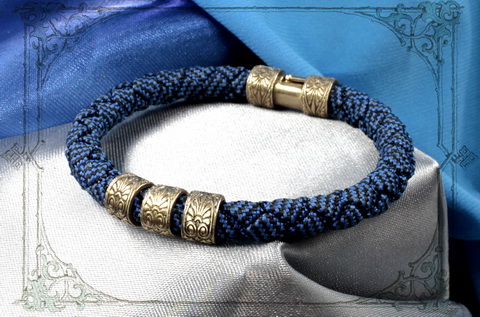 модные браслеты из синего шнура с золотом