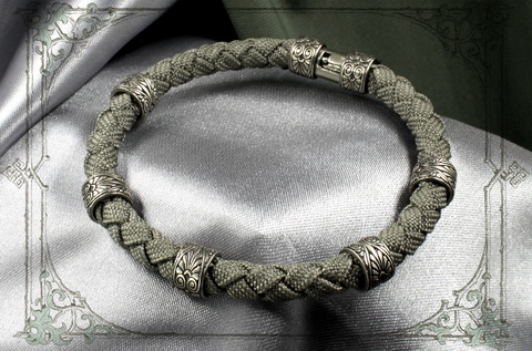 браслет из шнуров с серебряным замком