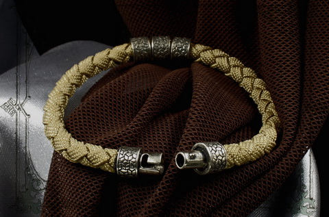 браслет женский защитного цвета с золотыми бусинами
