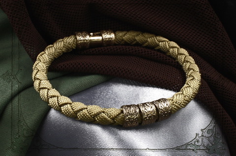модные браслета из шнура с золотом