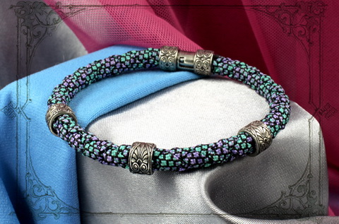 плетеные цветные браслеты с серебряными бусинами