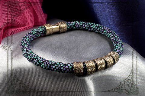 модные браслеты с золотом и цветным шнуром
