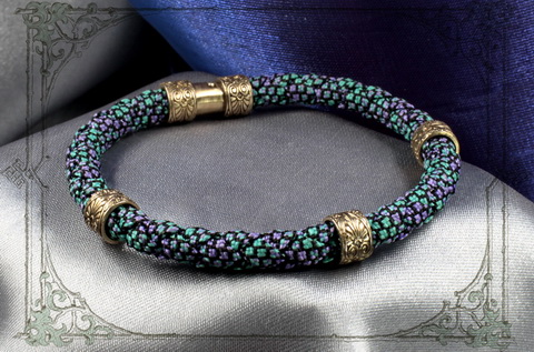 плетеные цветные браслеты с серебряными бусинами