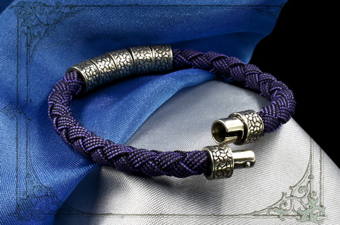 современный браслет из шнура с серебряным замком