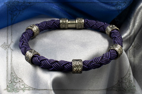 фиолетовый браслет с серебряными шармами