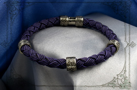 фиолетовый браслет с серебряными шармами