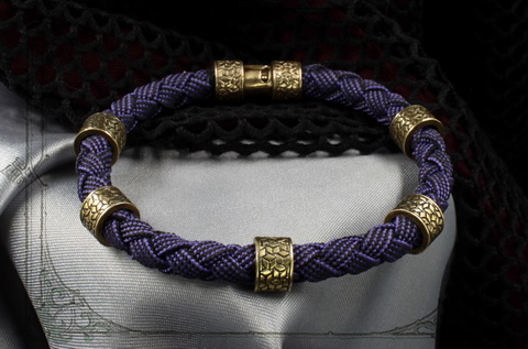 фиолетовый браслет с золотыми шармами