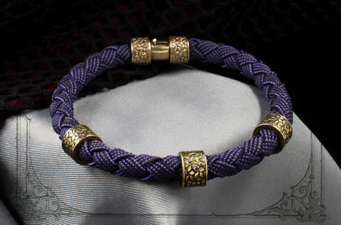 фиолетовый браслет с золотыми бусами