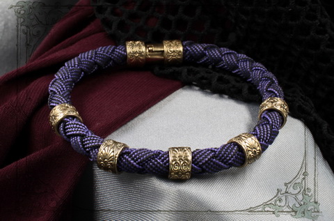 фиолетовый браслет с золотыми шармами