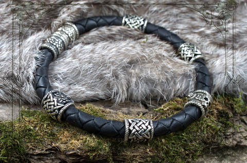 Кожаный плетеный браслет с черепом и бусинами Сварога украшение ручной работы