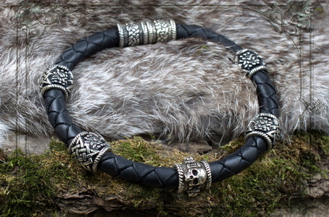 Кожаный плетеный браслет с черепом и бусинами Сварога украшение ручной работы