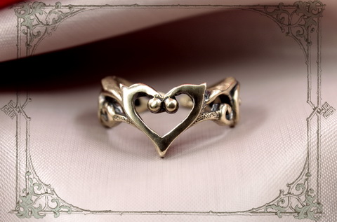 Женское кольцо сердце Лолиты в готическом ювелирном исполнении