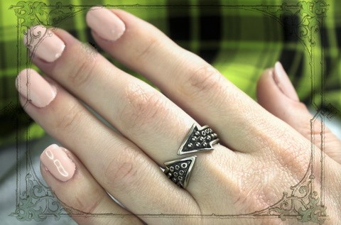 Широкое серебряное кольцо без камней в виде стрелок современное ювелирное украшение