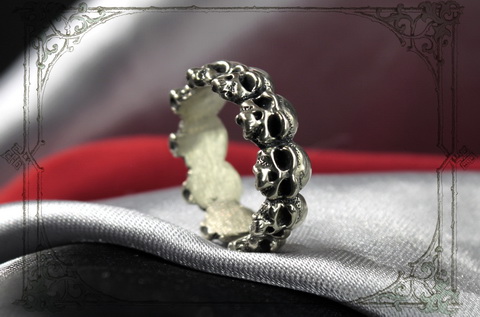 серебряное кольцо с черепом готическое украшение