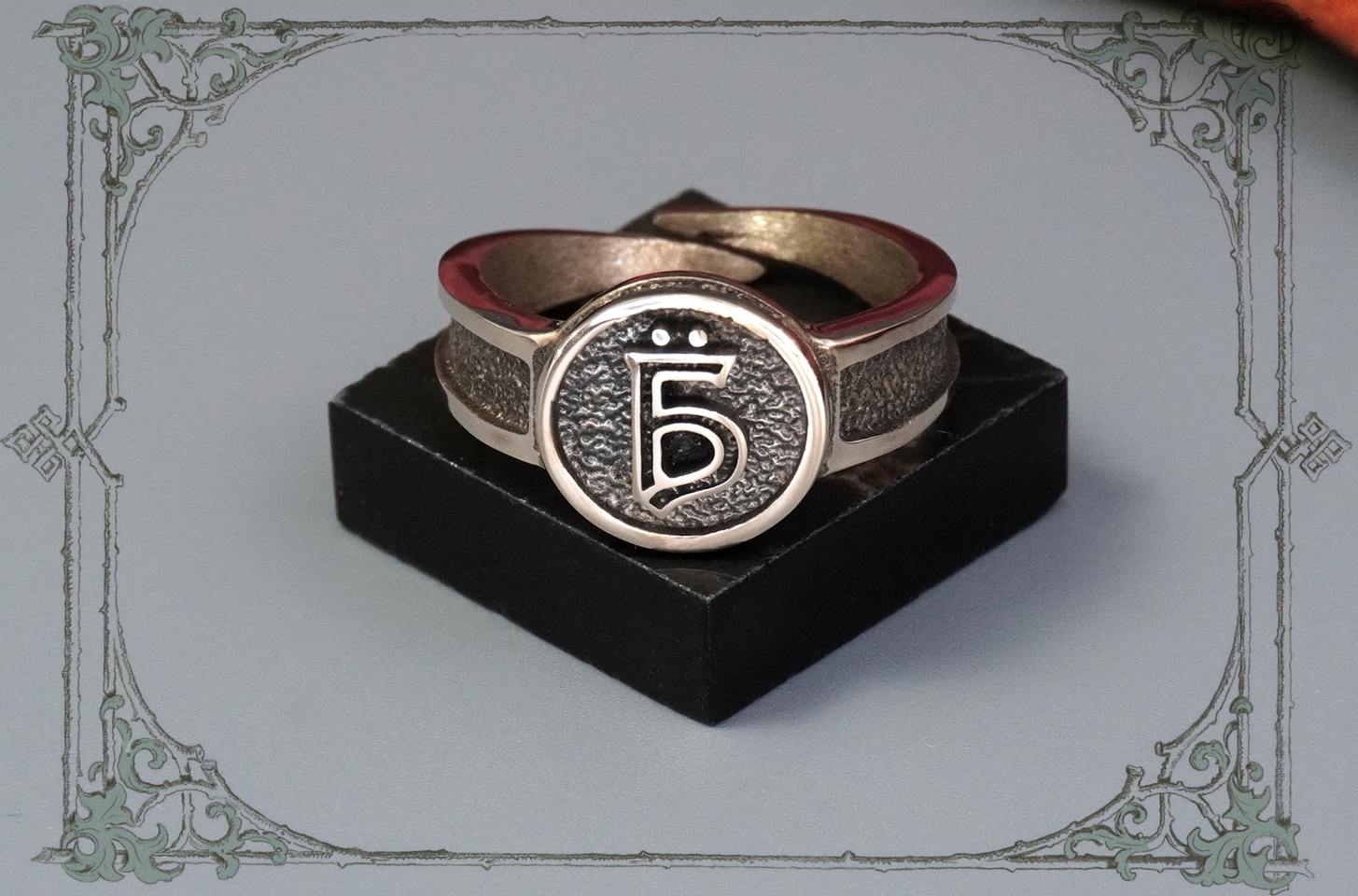 Кольцо с буквой "Б" - смелый подарок для друзей с чувством юмора