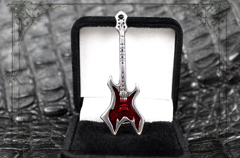 кулон в виде гитары с символом Хеви-метал