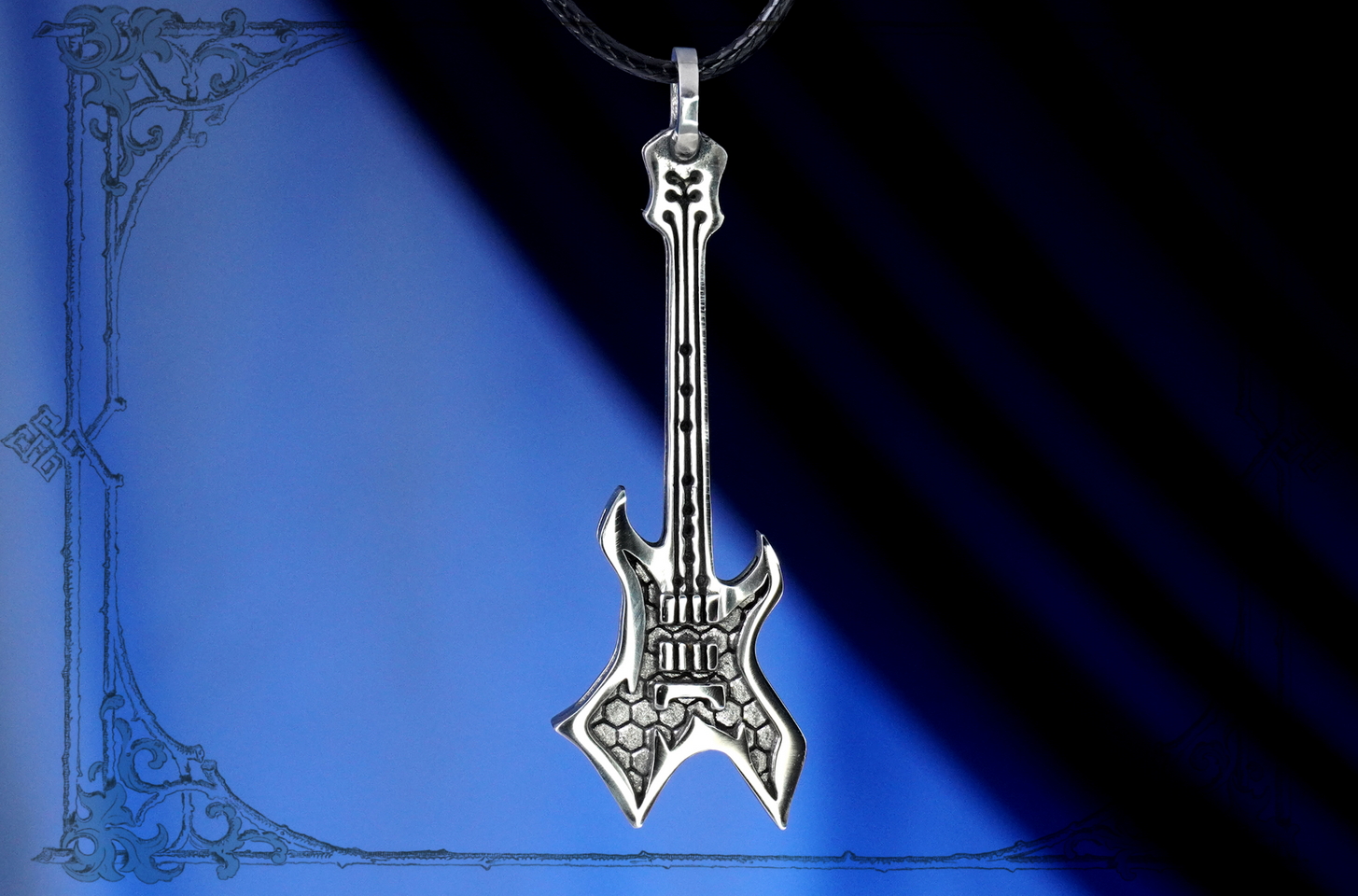 Металлический кулон „Гитара Warlock“: рок‑сувенир и символ свободы