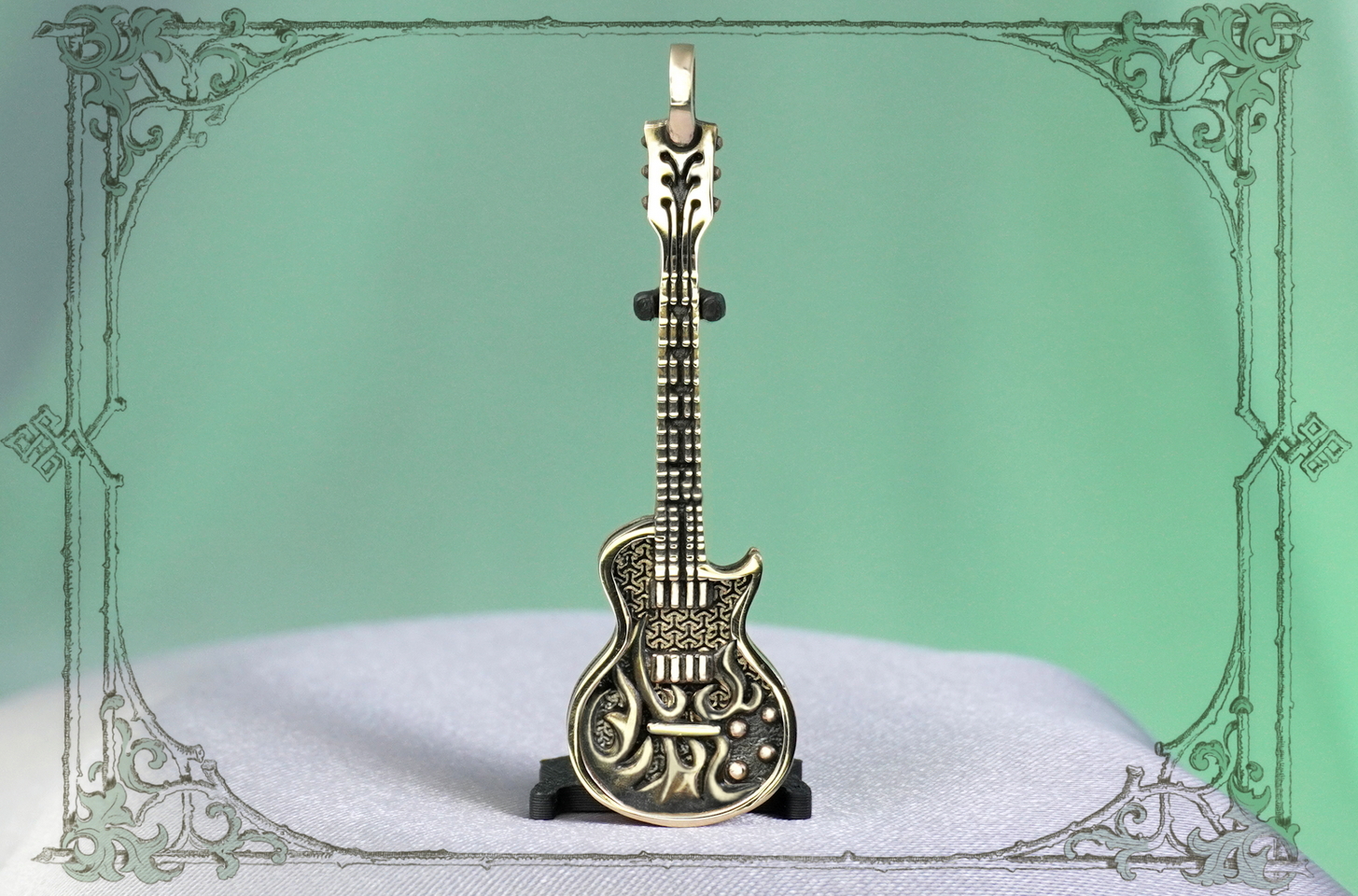 Оригинальный кулон в виде гитары – идеальный подарок для любителей рок-музыки.