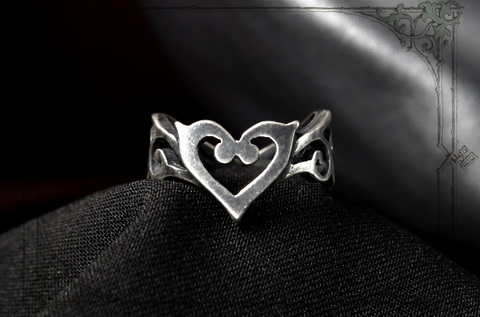 Женское кольцо сердце Лолиты в готическом ювелирном исполнении