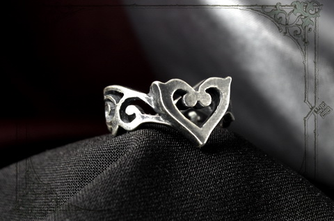 Кольцо сердце Лолиты серебряная ювелирная бижутерия