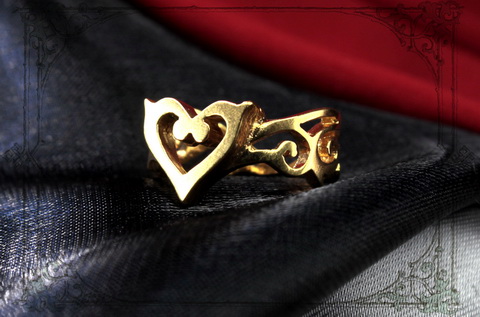 Красивое кольцо в виде золотого сердца подарок девушке с символикой