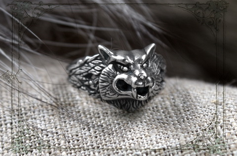 Мужское кольцо с головой волка