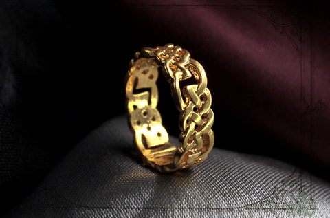 Тонкое женское кольцо с кельтским орнаментом и имволм фей