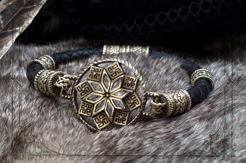 Женский кожаный браслет с золотой бронзой оберегом Алатырь и шармами